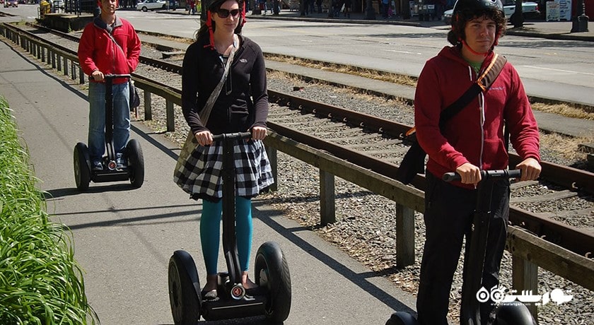 سرگرمی سواری با سگوی در نیکوزیای شمالی شهر قبرس شمالی کشور نیکوزیای شمالی