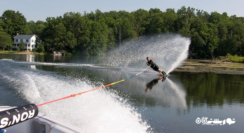 سرگرمی اسکی روی آب و اسکی روی برف در قبرس شمالی شهر قبرس شمالی کشور نیکوزیای شمالی