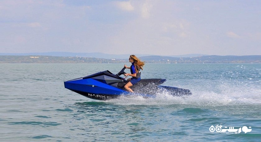 سرگرمی جت اسکی سواری در قبرس شمالی شهر قبرس شمالی کشور نیکوزیای شمالی