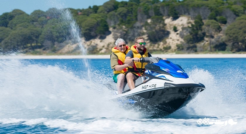 سرگرمی جت اسکی سواری در قبرس شمالی شهر قبرس شمالی کشور نیکوزیای شمالی