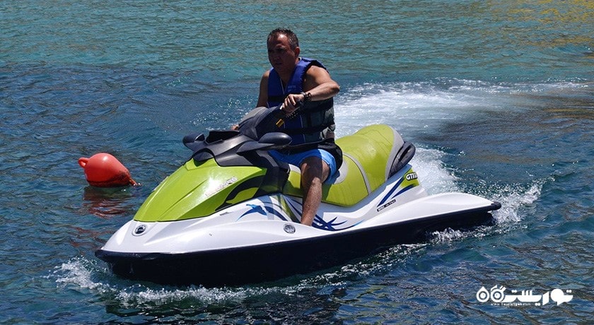 سرگرمی جت اسکی سواری در قبرس شمالی شهر قبرس شمالی کشور نیکوزیای شمالی