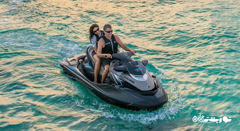 سرگرمی جت اسکی سواری در قبرس شمالی شهر قبرس شمالی کشور نیکوزیای شمالی