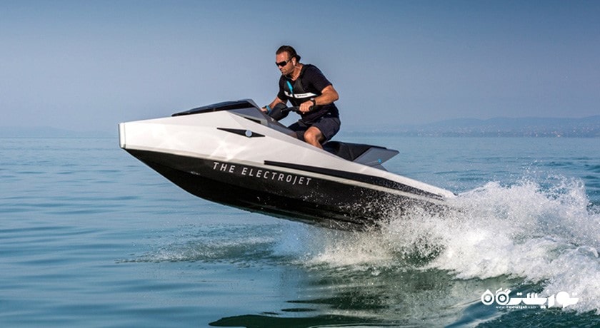 سرگرمی جت اسکی سواری در قبرس شمالی شهر قبرس شمالی کشور نیکوزیای شمالی