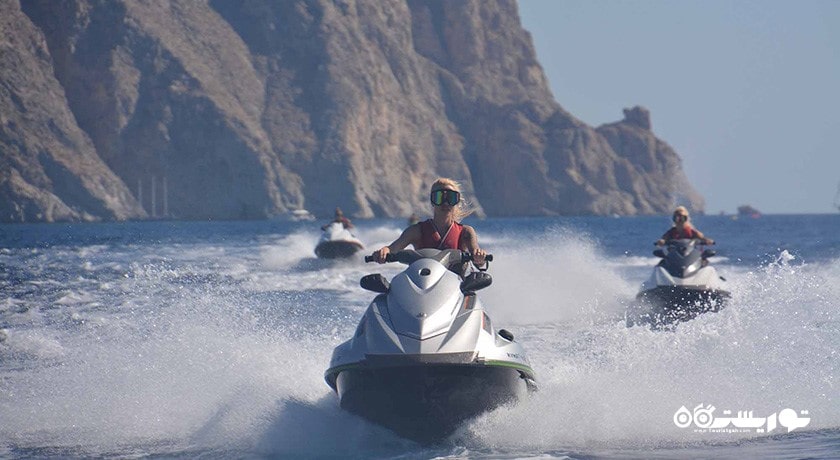 سرگرمی جت اسکی سواری در قبرس شمالی شهر قبرس شمالی کشور نیکوزیای شمالی