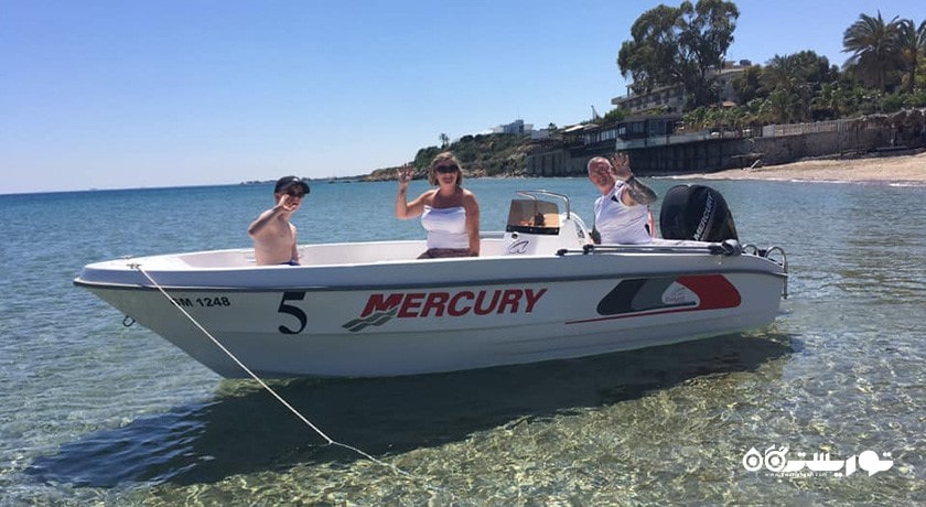 سرگرمی سواری با قایق موتوری در قبرس شمالی شهر قبرس شمالی کشور نیکوزیای شمالی