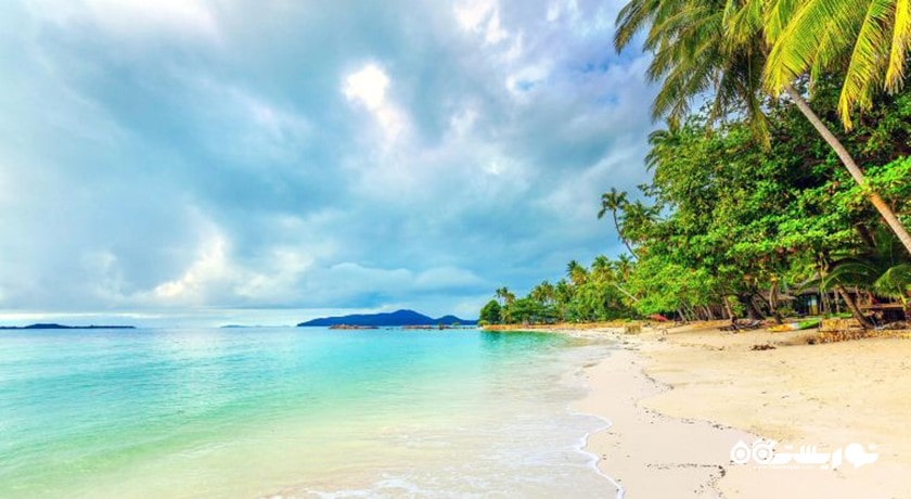 سرگرمی حمام آفتاب و شنا در سواحل کو سامویی شهر تایلند کشور کو سامویی