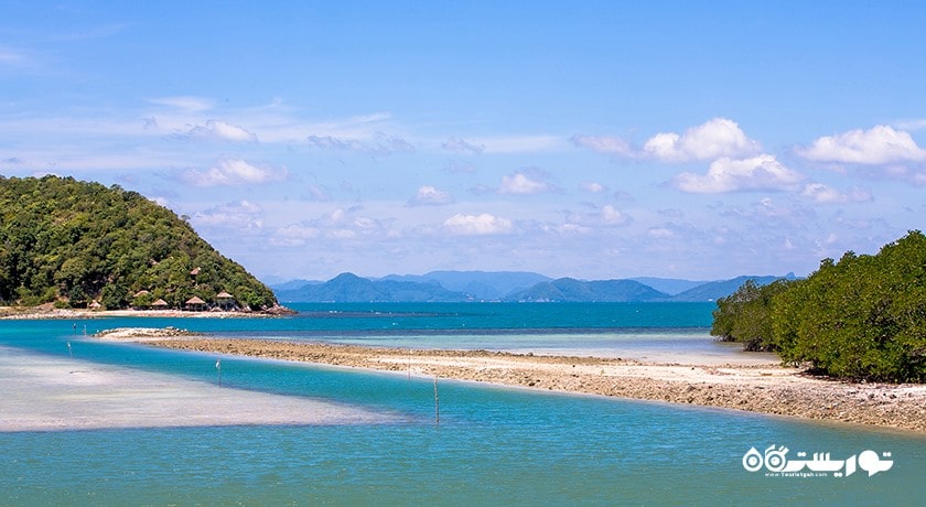 سرگرمی کایاک سواری در کو تائن  شهر تایلند کشور کو سامویی
