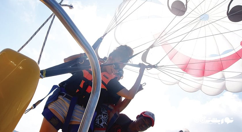 سرگرمی پاراسیلینگ در کوسامویی شهر تایلند کشور کو سامویی