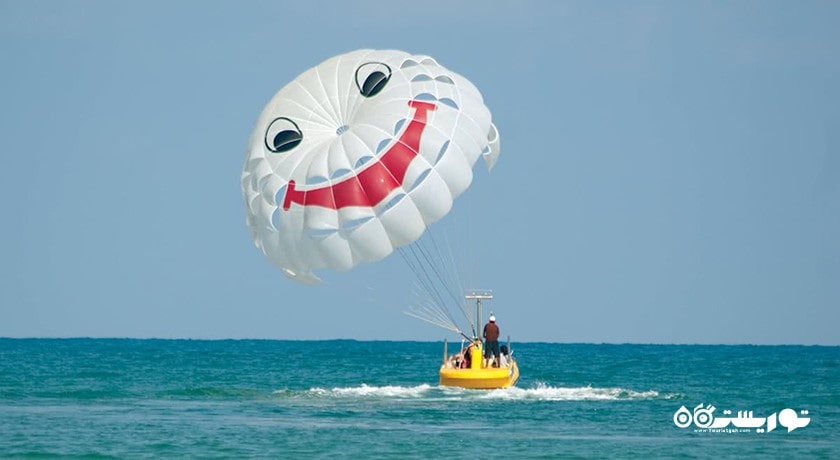 سرگرمی پاراسیلینگ در کوسامویی شهر تایلند کشور کو سامویی