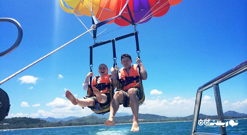 سرگرمی پاراسیلینگ در کوسامویی شهر تایلند کشور کو سامویی