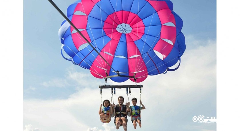 سرگرمی پاراسیلینگ در کوسامویی شهر تایلند کشور کو سامویی