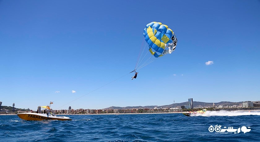 سرگرمی پاراسیلینگ در کوسامویی شهر تایلند کشور کو سامویی