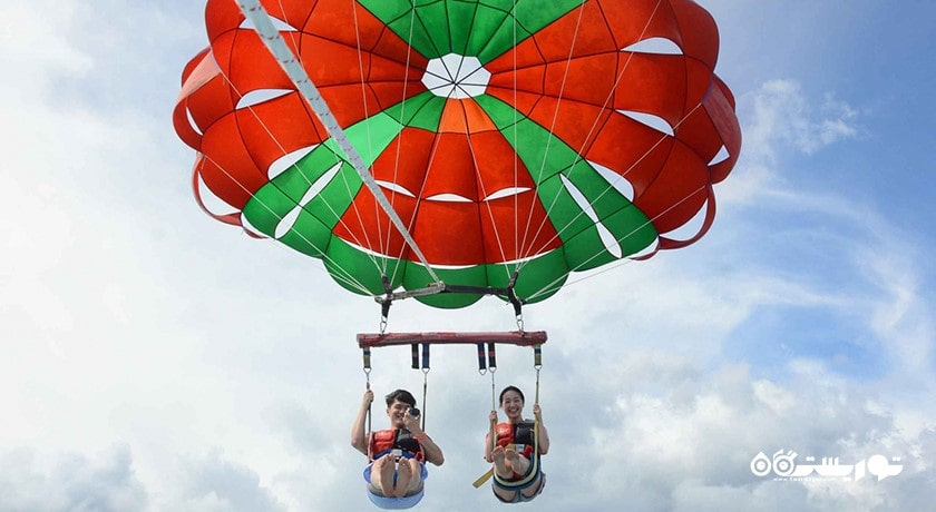 سرگرمی پاراسیلینگ در کوسامویی شهر تایلند کشور کو سامویی
