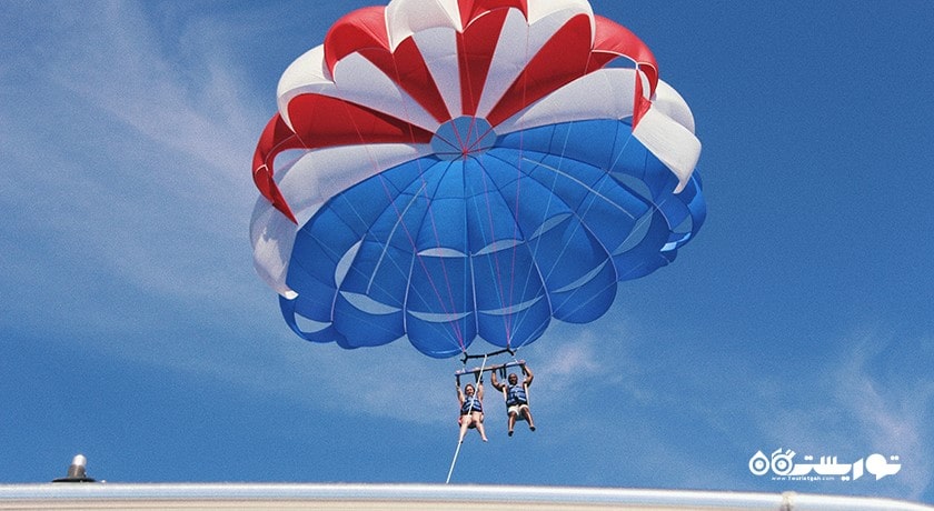 سرگرمی پاراسیلینگ در کوسامویی شهر تایلند کشور کو سامویی