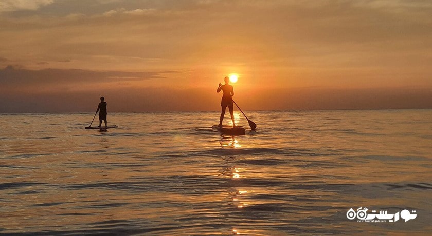 سرگرمی پاروزنی ایستاده در کوسامویی شهر تایلند کشور کو سامویی