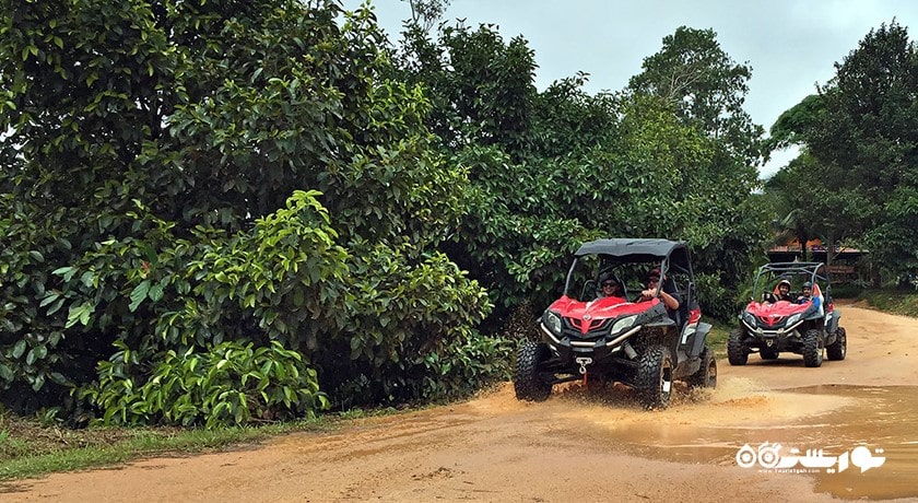 سرگرمی سواری با خودروی همه جارو در کوسامویی شهر تایلند کشور کو سامویی
