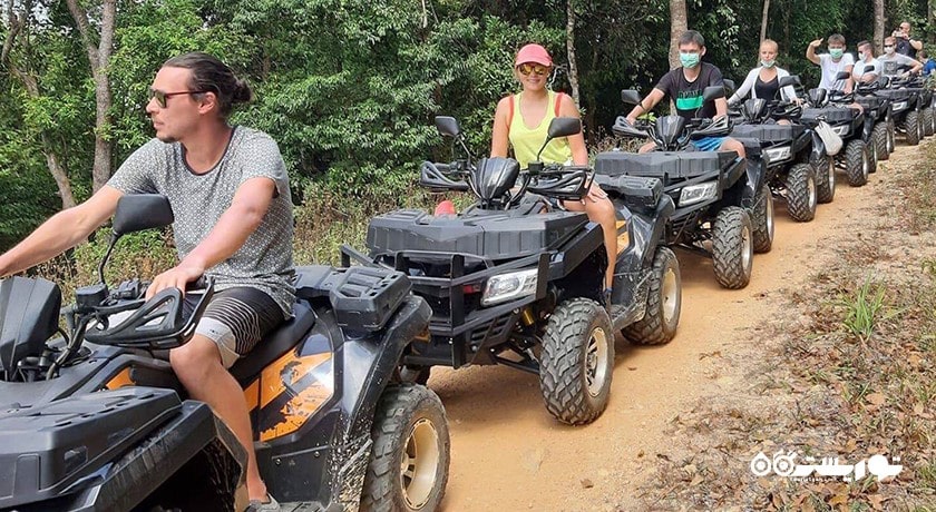 سرگرمی سواری با خودروی همه جارو در کوسامویی شهر تایلند کشور کو سامویی