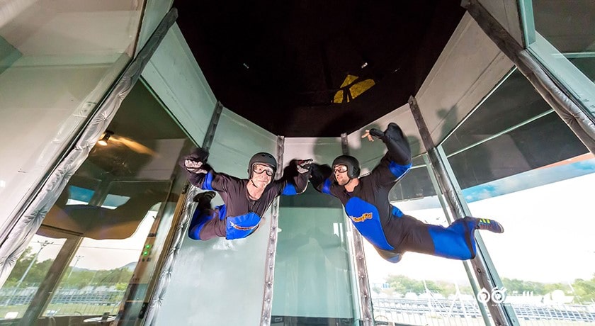 سرگرمی چتر بازی داخل سالن در کوسامویی شهر تایلند کشور کو سامویی