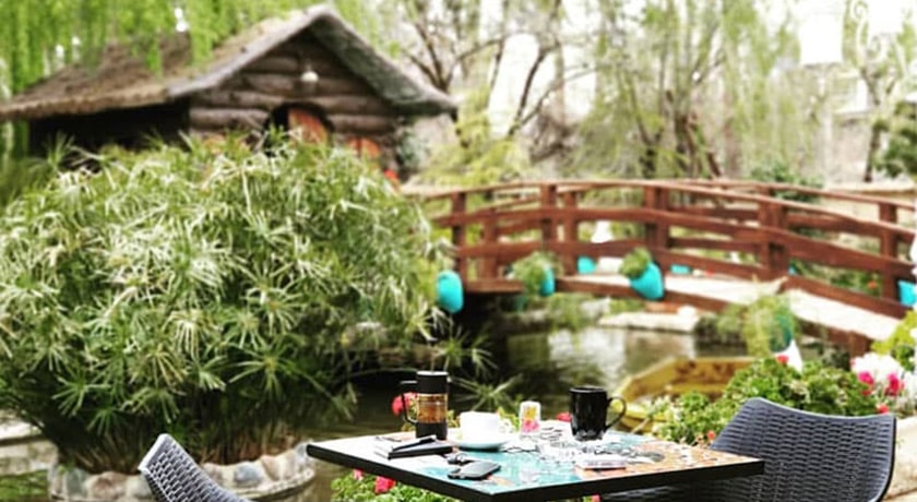 رستوران کافه باغ برکه شهر شیراز 