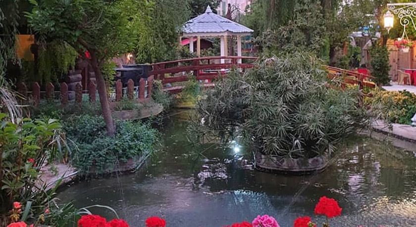 رستوران کافه باغ برکه شهر شیراز 