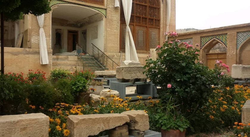  موزه سنگ هفت تنان (باغ موزه هفت تنان) شهرستان فارس استان شیراز