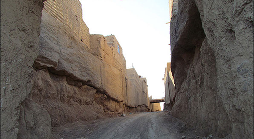  خندق های سنگی قلعه سرور خان شهرستان یزد استان ابرکوه