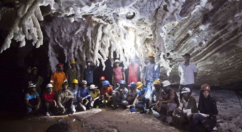  غار نمکدان شهرستان هرمزگان استان قشم