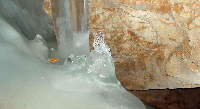 غار یخ دنا -  شهر سمیرم