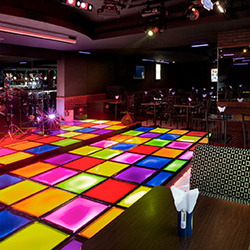 مانیلا توئنی وان نایت کلاب اند بار