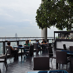 لتیتود لانج اند بار