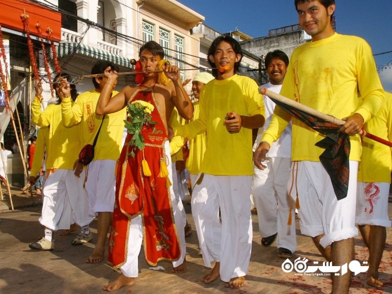 شرکت کنندگان لباس هایی سفید و زرد رنگ به تن می کنند