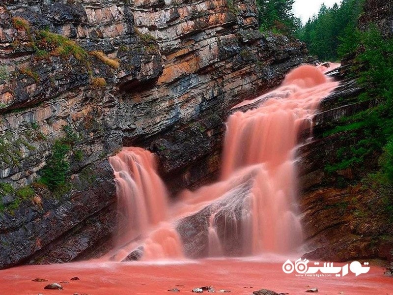 آبشاری در پارک ملی دریاچه واترتون (Waterton Lake National Park)