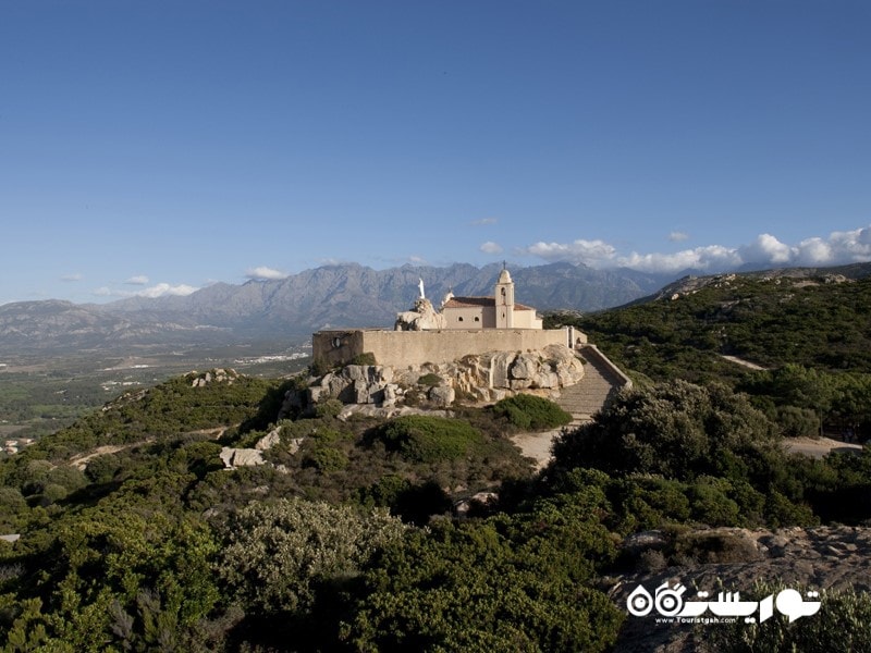 نوترِدام دولا سِغا (Notre Dame de la Serra perched) بر روی کوهستان، کلوی 