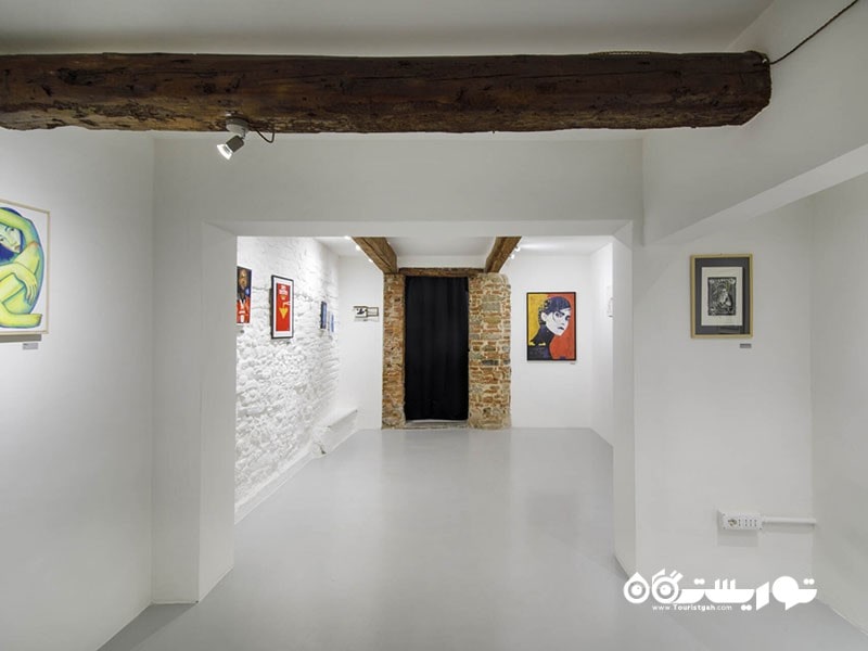 ۱۰. تماشای یکی از تابلوهای خیابانی کِلت