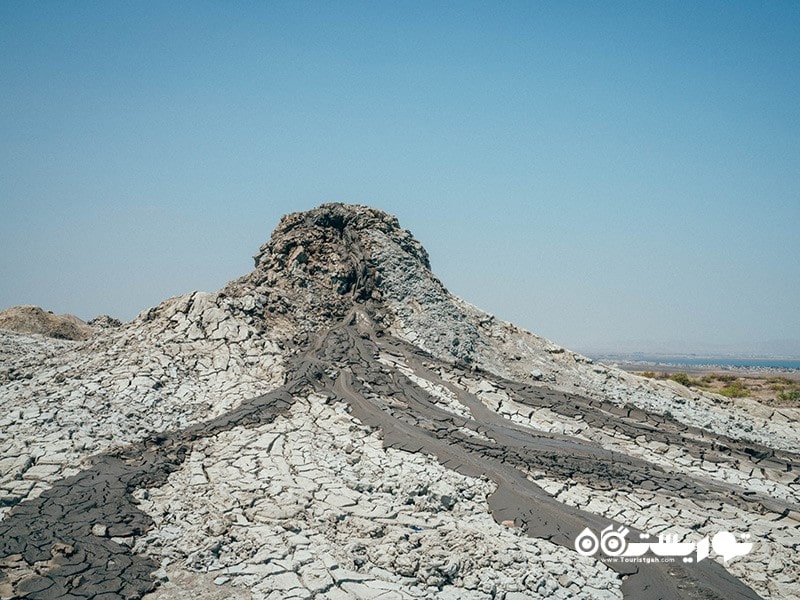 سفری یک روزه به کرانه زمین، قبوستان، آذربایجان