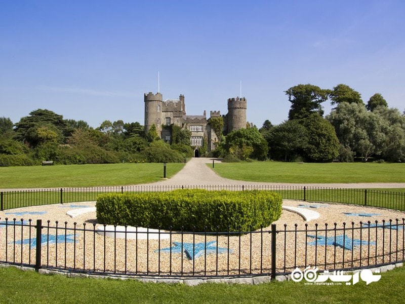 10- قلعه مالاهاید (Malahide Castle) در شهرستان دوبلین (: Co. Dublin)، ایرلند   