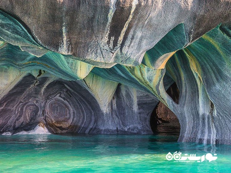 12.غارهای مرمری لاگو کاریرا (Marble Caves of Lago Carrera) در کشور شیلی