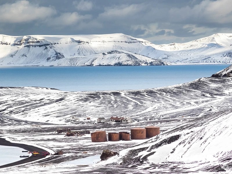 2. جزیره دیسپشن (Deception Island)، قطب جنوب