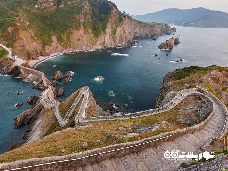 12. «پلههای بالای دریا» (Stairs above the Sea)، گازتلوگاتکس، اسپانیا