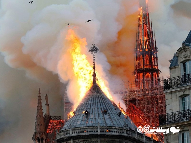 کلیسای زیبای نوتردام در دام آتش گرفتار شد