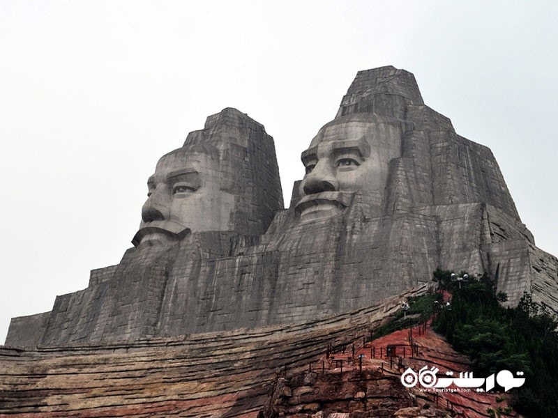 ۳- مجسمه های امپراتور یان و هوانگ (Emperors Yan and Huang)