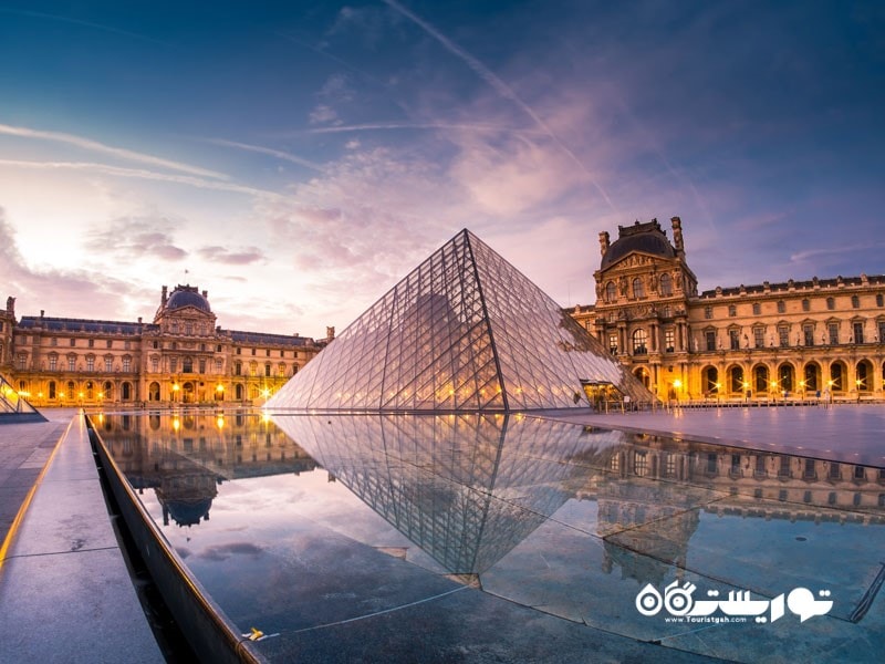 8- هرم لوور (The Louvre Pyramid) 