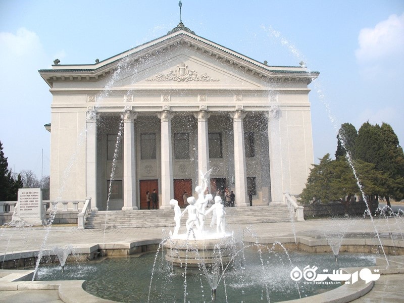 یک فواره در بیرون تئاتر مورانبونگ (Moranbong Theatre)