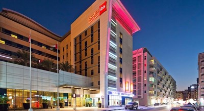 نمای شب هتل آیبیس مال آوا امارات