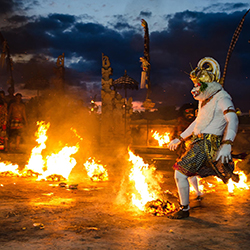 رقص آتش ککاک در معبد اولوواتو